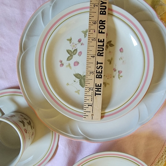 7 pc Vintage Strawberry Dish Setting Mismatched Setting - Picture 13 of 16